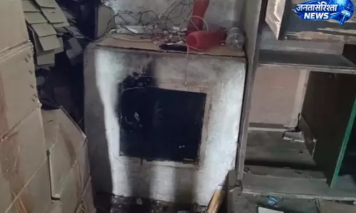 शराब दुकान में आधी रात डकैती, नकाबपोश बदमाशों ने वारदात को दिया अंजाम शराब दुकान में आधी रात डकैती, नकाबपोश बदमाशों ने वारदात को दिया अंजाम