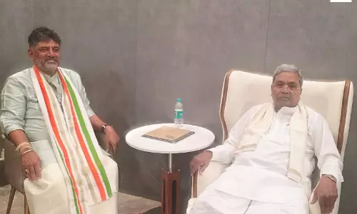 सीएम डीके शिवकुमार ने सिद्धारमैया से की मुलाकात, जन्मदिन पर दी शुभकामनाएं सीएम डीके शिवकुमार ने सिद्धारमैया से की मुलाकात, जन्मदिन पर दी शुभकामनाएं