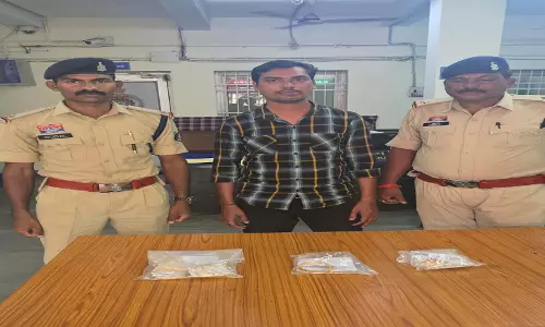 रिलायंस ज्वेलर्स में लाखों की सोने की हेराफेरी का खुलासा, पूर्व कर्मचारी गिरफ्तार रिलायंस ज्वेलर्स में लाखों की सोने की हेराफेरी का खुलासा, पूर्व कर्मचारी गिरफ्तार
