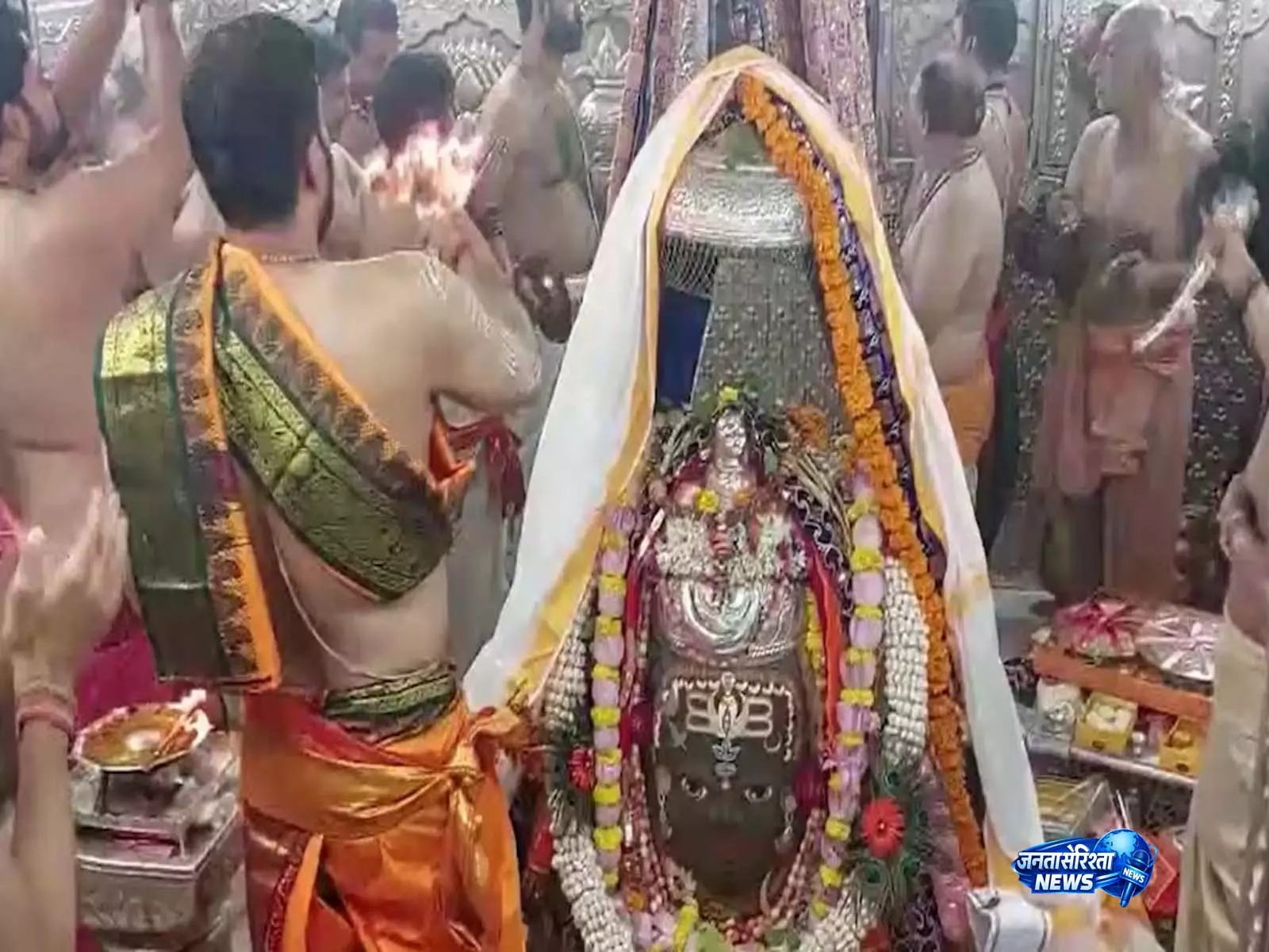 सावन के पहले सोमवार पर शिवालयों में उमड़ी आस्था, सोमनाथ से काशी तक गूंजा हर-हर महादेव सावन के पहले सोमवार पर शिवालयों में उमड़ी आस्था, सोमनाथ से काशी तक गूंजा हर-हर महादेव