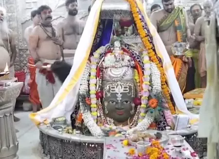 सावन के पहले सोमवार पर बाबा महाकाल का भांग से विशेष शृंगार, महाआरती में शामिल हुए हजारों श्रद्धालु सावन के पहले सोमवार पर बाबा महाकाल का भांग से विशेष शृंगार, महाआरती में शामिल हुए हजारों श्रद्धालु