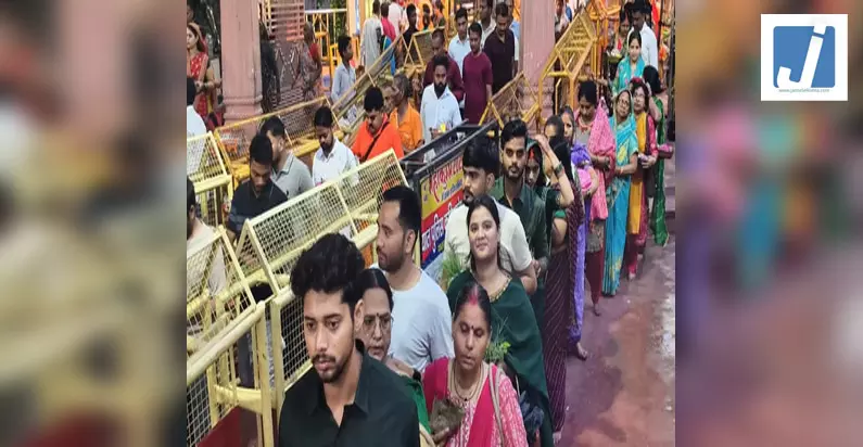 Sawan Somwar 2026: सावन के पहले सोमवार पर शिवालयों में उमड़ा आस्था का सैलाब, रात से ही लगी भक्तों की लंबी कतारें Sawan Somwar 2026: सावन के पहले सोमवार पर शिवालयों में उमड़ा आस्था का सैलाब, रात से ही लगी भक्तों की लंबी कतारें