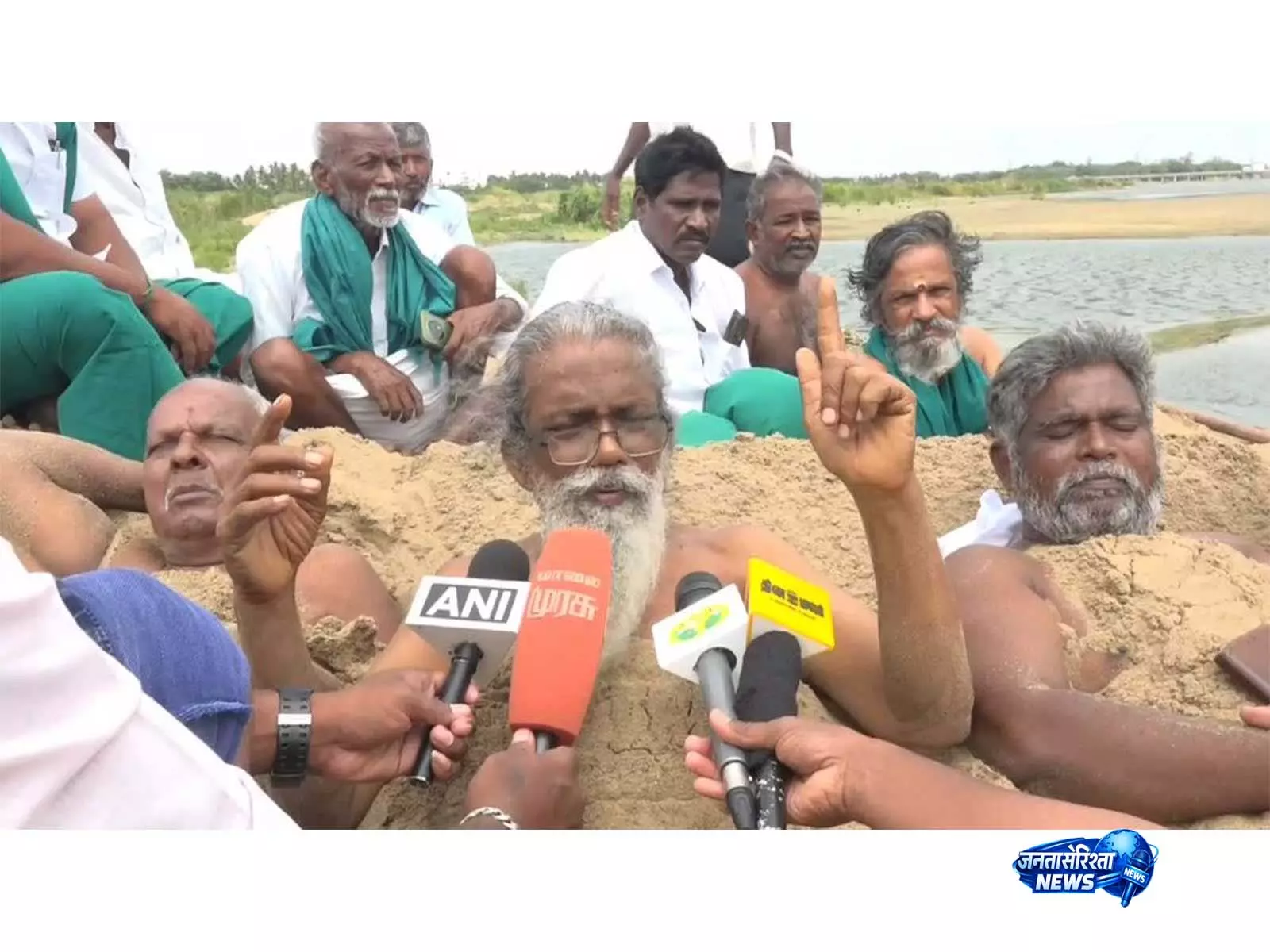 Tamil Nadu: किसानों ने खुद को रेत में दबाया, कावेरी का पानी तुरंत छोड़ने की मांग की Tamil Nadu: किसानों ने खुद को रेत में दबाया, कावेरी का पानी तुरंत छोड़ने की मांग की