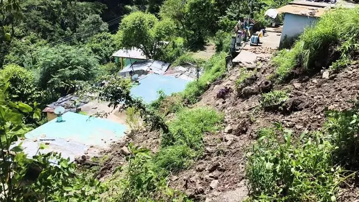 New Tehri: भूस्खलन के बाद टिहरी में परिवारों को सुरक्षित स्थान पर पहुंचाया गया New Tehri: भूस्खलन के बाद टिहरी में परिवारों को सुरक्षित स्थान पर पहुंचाया गया