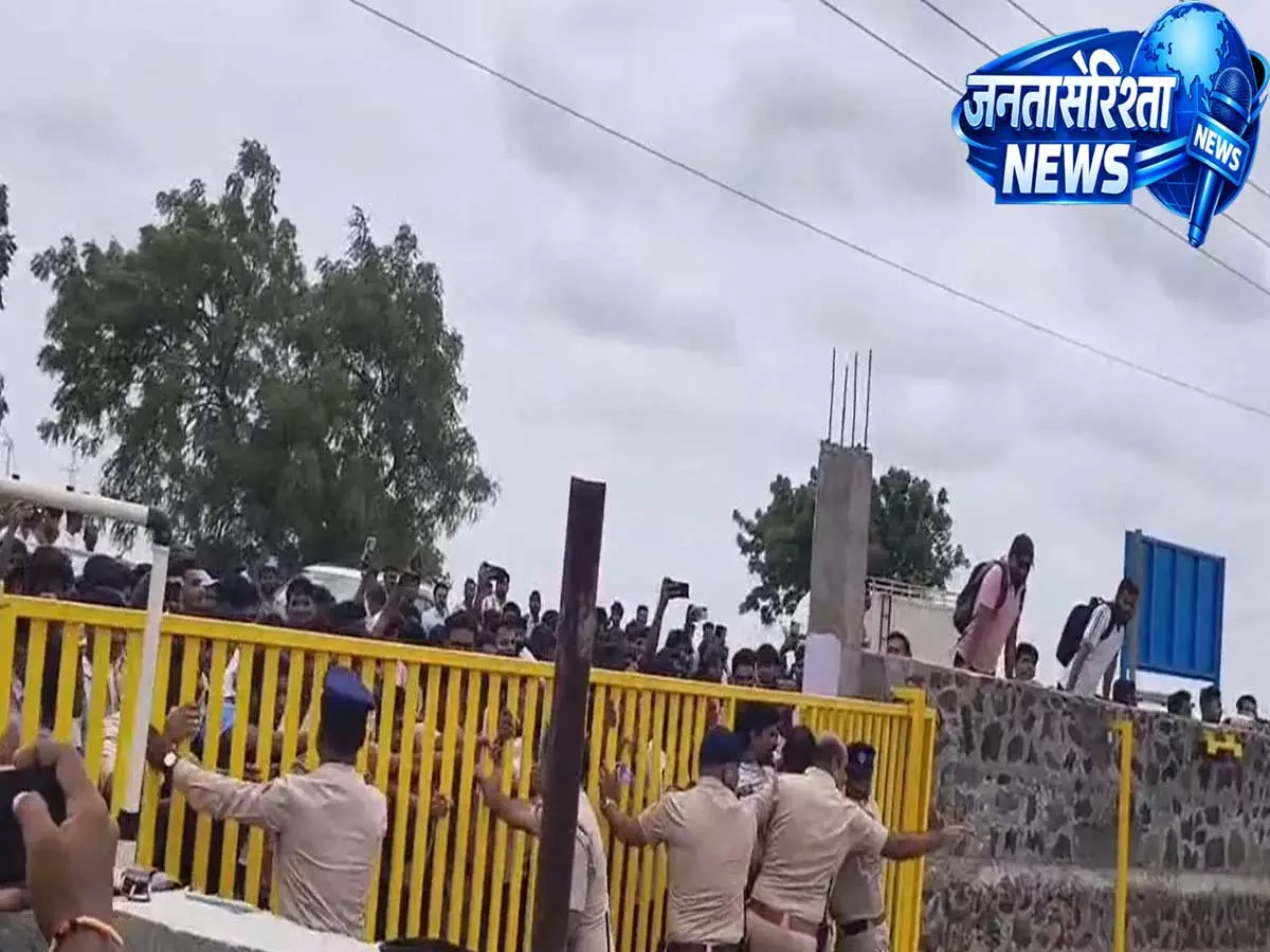 कर्नाटक पुलिस कांस्टेबल परीक्षा में हंगामा, OMR और प्रश्नपत्र नंबर को लेकर भड़के अभ्यर्थी कर्नाटक पुलिस कांस्टेबल परीक्षा में हंगामा, OMR और प्रश्नपत्र नंबर को लेकर भड़के अभ्यर्थी