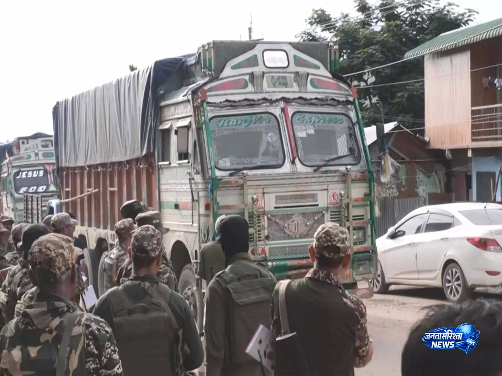 मणिपुर में CRPF सुरक्षा के बीच पेट्रोल उत्पादों की ढुलाई, इम्फाल काफिले से दूरी बनाए रखने की अपील मणिपुर में CRPF सुरक्षा के बीच पेट्रोल उत्पादों की ढुलाई, इम्फाल काफिले से दूरी बनाए रखने की अपील
