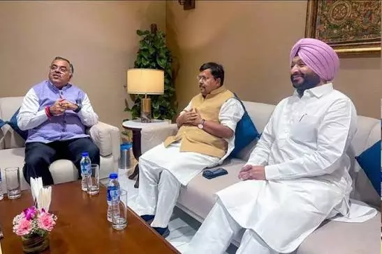 Chandigarh: भाजपा संगठन में बड़ा बदलाव, पंजाब के 6 जिलों को मिले नए अध्यक्ष Chandigarh: भाजपा संगठन में बड़ा बदलाव, पंजाब के 6 जिलों को मिले नए अध्यक्ष
