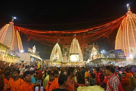 सावन के पहले सोमवार पर बाबा बैद्यनाथ धाम में उमड़ा आस्था का सैलाब, बोल बम के जयघोष से गूंजा देवघर सावन के पहले सोमवार पर बाबा बैद्यनाथ धाम में उमड़ा आस्था का सैलाब, बोल बम के जयघोष से गूंजा देवघर