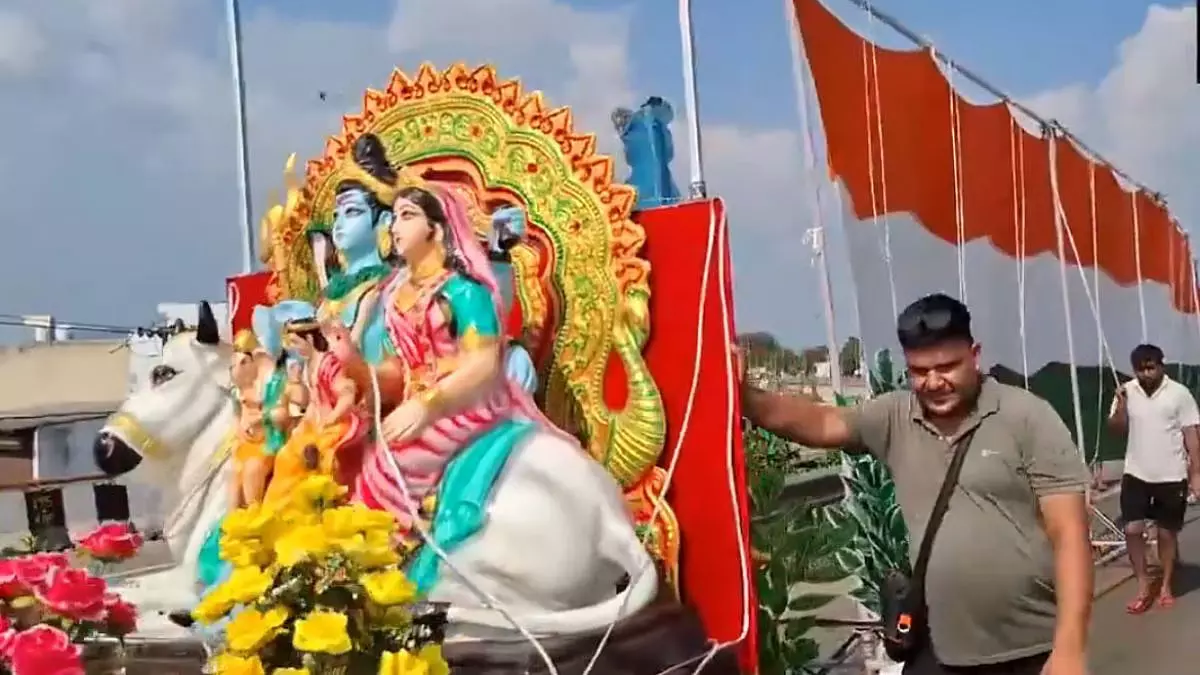 हरिद्वार से बागपत तक 251 फीट लंबी तिरंगा कांवड़, देशभक्ति के रंग में रंगी शिवभक्ति यात्रा हरिद्वार से बागपत तक 251 फीट लंबी तिरंगा कांवड़, देशभक्ति के रंग में रंगी शिवभक्ति यात्रा