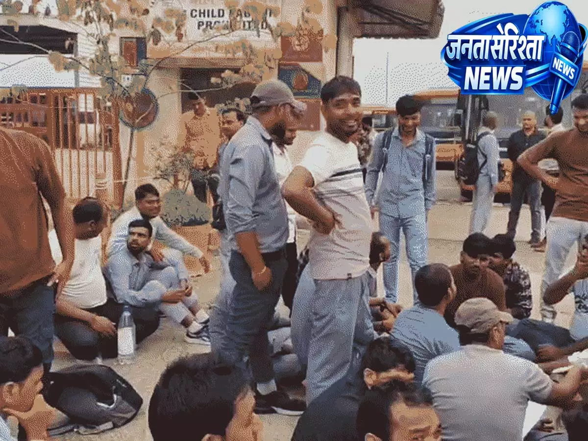 गोरखपुर में परिवहन संकट, मांगों को लेकर कंडक्टरों ने बंद की बस सेवा गोरखपुर में परिवहन संकट, मांगों को लेकर कंडक्टरों ने बंद की बस सेवा