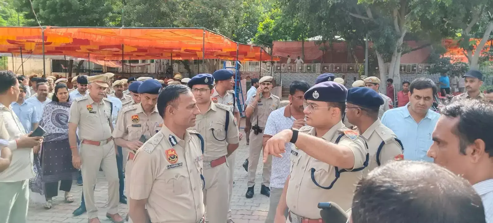 Nuh: आईजी के दौरे के बाद नूंह में पुलिस ने निकाला फ्लैग मार्च Nuh: आईजी के दौरे के बाद नूंह में पुलिस ने निकाला फ्लैग मार्च