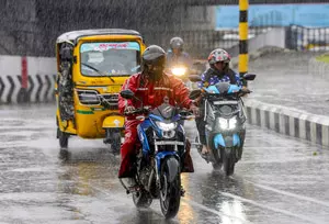 तमिलनाडु के छह जिलों में भारी बारिश और आंधी-तूफान की संभावना तमिलनाडु के छह जिलों में भारी बारिश और आंधी-तूफान की संभावना