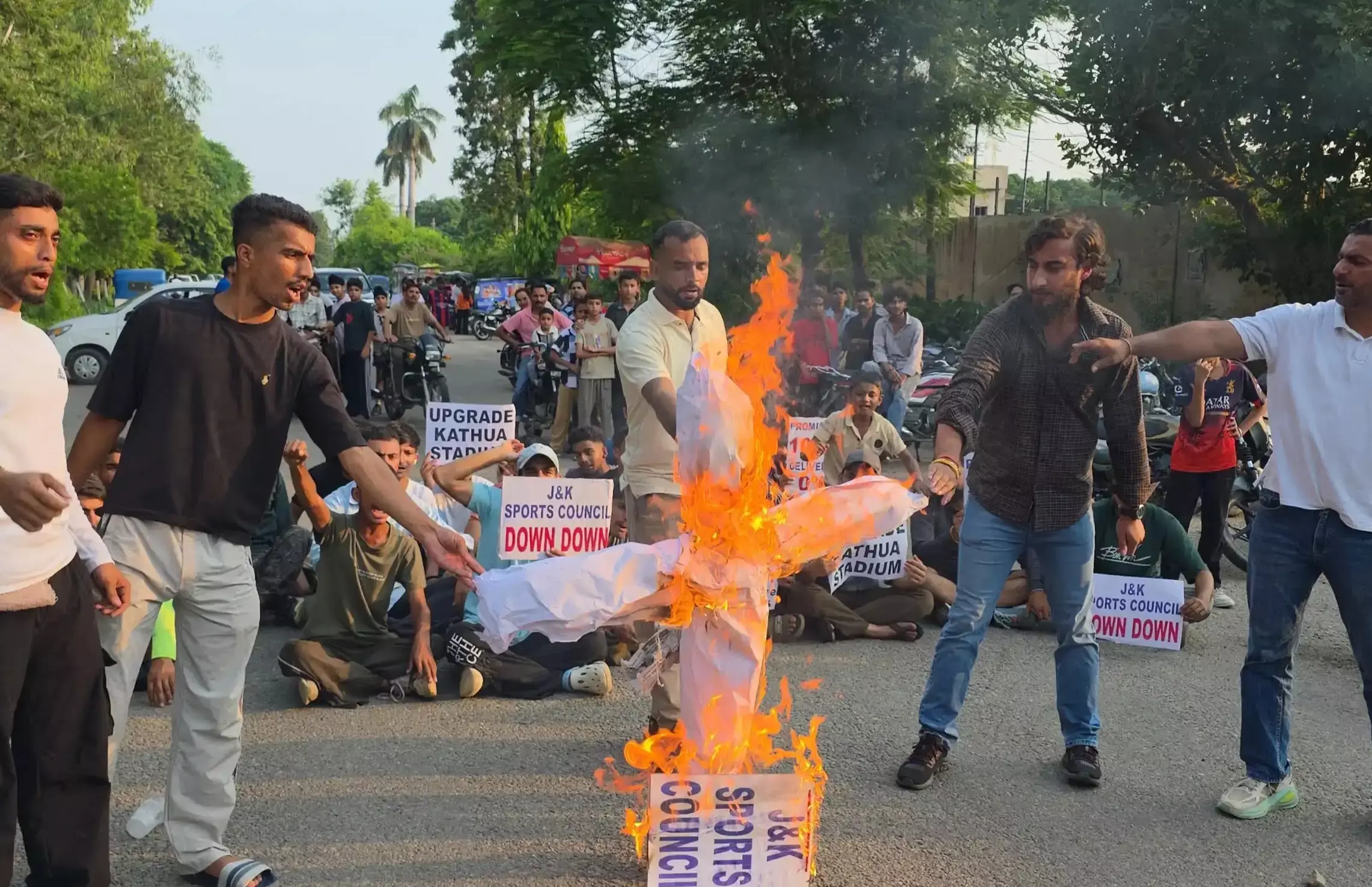 Kathua: खेल सुविधाओं की मांग को लेकर युवाओं ने सड़क जाम कर जताया विरोध Kathua: खेल सुविधाओं की मांग को लेकर युवाओं ने सड़क जाम कर जताया विरोध