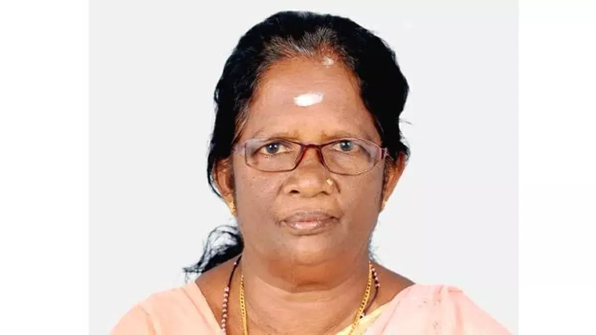 Kerala: भजन-कीर्तन के दौरान बुजुर्ग महिला को लगा करंट, मौके पर गई जान Kerala: भजन-कीर्तन के दौरान बुजुर्ग महिला को लगा करंट, मौके पर गई जान