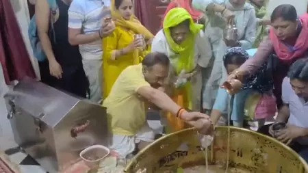 दिल्ली से हरिद्वार तक: सावन के पहले सोमवार पर शिवालयों में तड़के से भक्तों का तांता दिल्ली से हरिद्वार तक: सावन के पहले सोमवार पर शिवालयों में तड़के से भक्तों का तांता