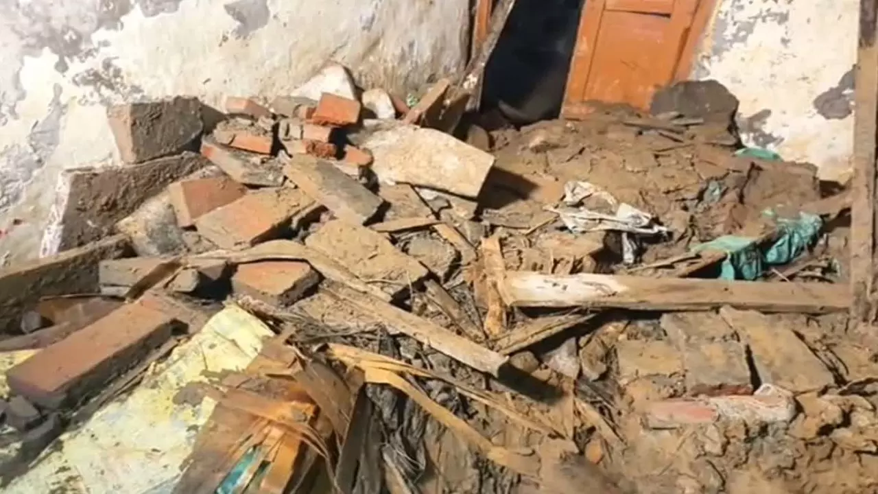 New Delhi: उस्मानपुर में छत गिरने से मचा हड़कंप, दंपती की मौत New Delhi: उस्मानपुर में छत गिरने से मचा हड़कंप, दंपती की मौत