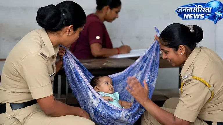 महिला पुलिसकर्मी ने संभाला बच्चा, मां ने दी परीक्षा महिला पुलिसकर्मी ने संभाला बच्चा, मां ने दी परीक्षा