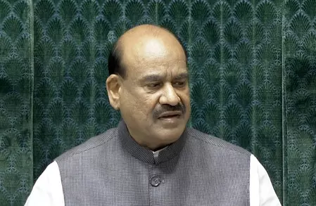 विपक्ष के हंगामे के कारण लोकसभा की कार्यवाही दोपहर 12 बजे तक के लिए स्थगित विपक्ष के हंगामे के कारण लोकसभा की कार्यवाही दोपहर 12 बजे तक के लिए स्थगित