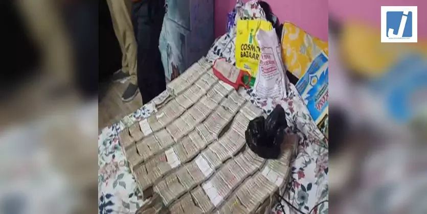 कफ सिरप की तस्करी करने वाला रैकेट पकड़ा गया, व्यापारी के घर से 2.40 करोड़ जब्त कफ सिरप की तस्करी करने वाला रैकेट पकड़ा गया, व्यापारी के घर से 2.40 करोड़ जब्त