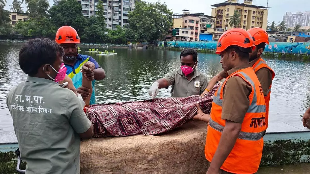 ठाणे की अम्बे-घोसाले झील में मिला महिला का शव, पुलिस ने शुरू की जांच ठाणे की अम्बे-घोसाले झील में मिला महिला का शव, पुलिस ने शुरू की जांच