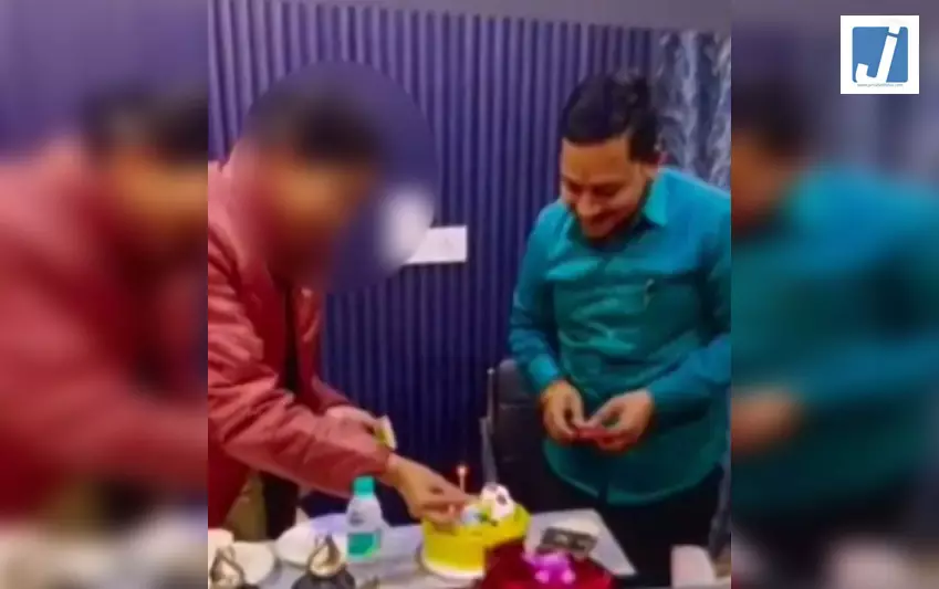 फर्जी पुलिस अधिकारी की तस्वीरें आईं सामने, महिला अफसर के साथ केक काटता दिखा फर्जी पुलिस अधिकारी की तस्वीरें आईं सामने, महिला अफसर के साथ केक काटता दिखा
