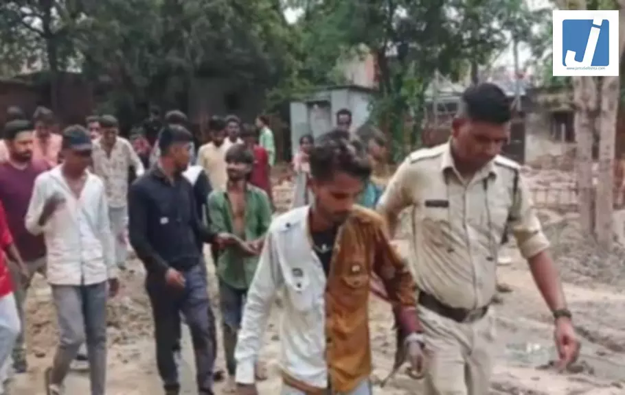 दो चोर रंगे हाथों पकड़ाए: रस्सी से बांधकर पीटा, नशे का सामान बरामद दो चोर रंगे हाथों पकड़ाए: रस्सी से बांधकर पीटा, नशे का सामान बरामद
