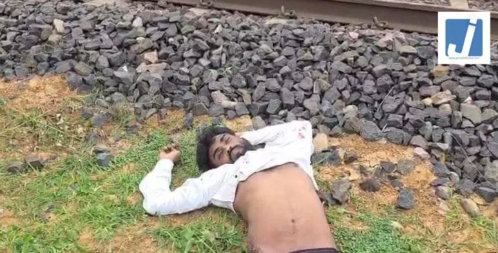 रेलवे ट्रैक पर मिला शव, पुलिस कर रही मृतक की पहचान की कोशिश रेलवे ट्रैक पर मिला शव, पुलिस कर रही मृतक की पहचान की कोशिश