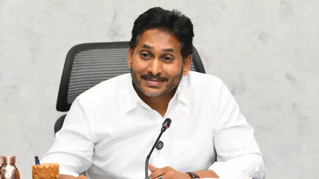 आंध्र के CM नायडू से जगन ने कहा - बदले की राजनीति के ख़िलाफ़ लड़ेंगे आंध्र के CM नायडू से जगन ने कहा - बदले की राजनीति के ख़िलाफ़ लड़ेंगे