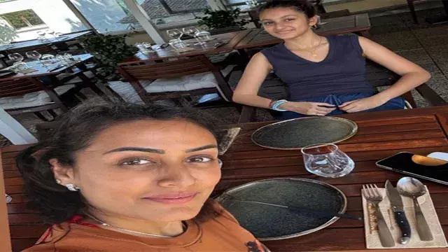 नम्रता शिरोडकर का वेकेशन मोड: बेटी संग स्विट्जरलैंड में बिताया खास वक्त नम्रता शिरोडकर का वेकेशन मोड: बेटी संग स्विट्जरलैंड में बिताया खास वक्त