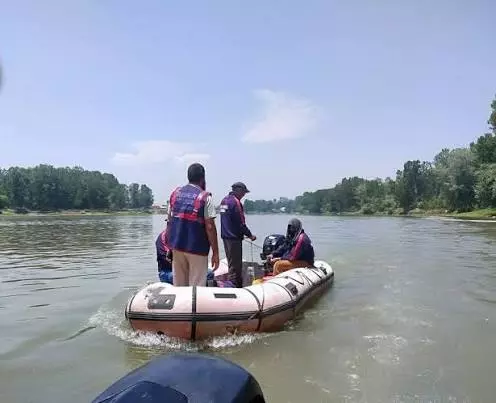 Sopore: वदूरा में नाले में डूबे किशोर की खोज के लिए राहत-बचाव अभियान जारी Sopore: वदूरा में नाले में डूबे किशोर की खोज के लिए राहत-बचाव अभियान जारी