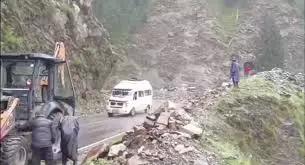 Poonch: मुगल रोड पर मलबा गिरने से आवाजाही रुकी, बहाली अभियान तेज Poonch: मुगल रोड पर मलबा गिरने से आवाजाही रुकी, बहाली अभियान तेज