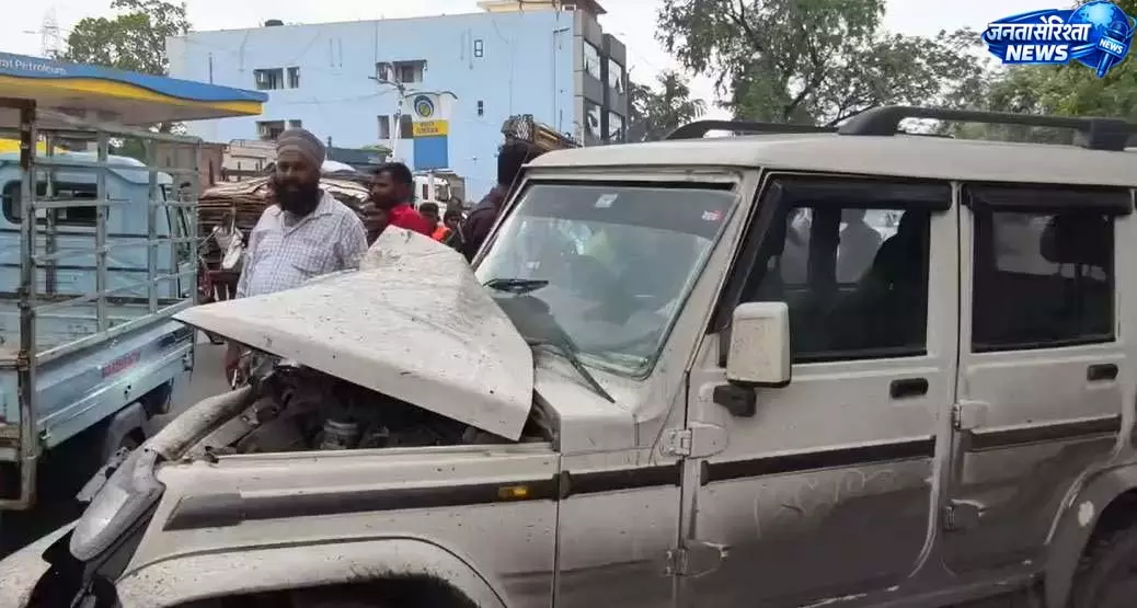 CG BREAKING: यादव बस और बोलेरो की आमने-सामने टक्कर, कई यात्री घायल