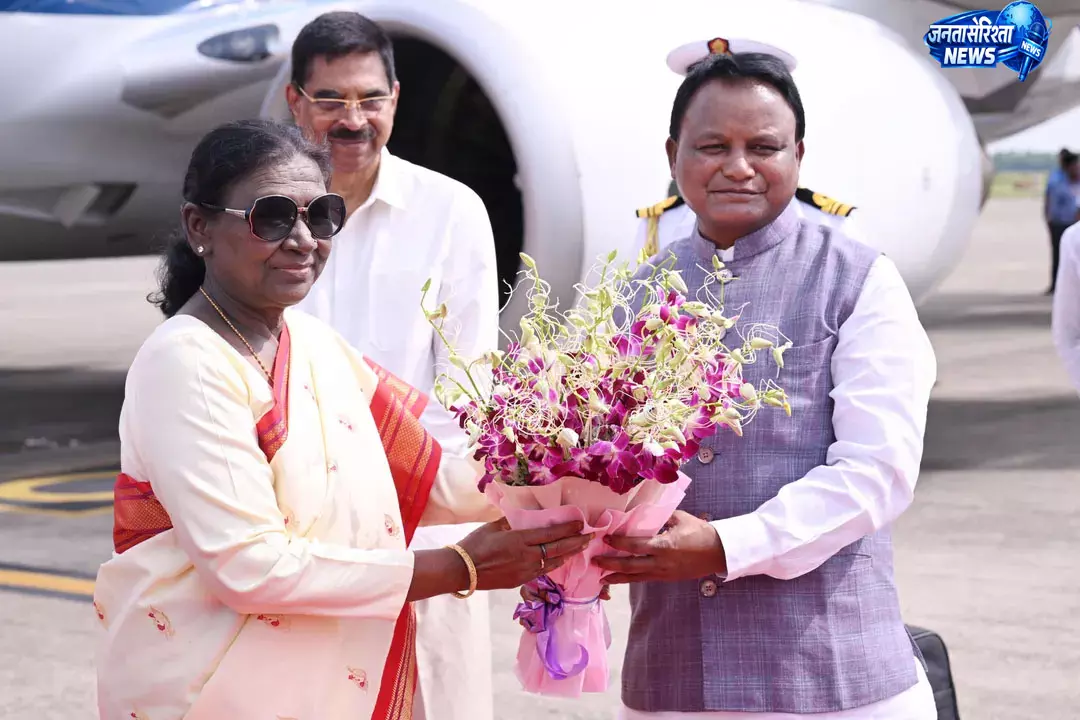 राष्ट्रपति तीन दिवसीय ओडिशा दौरे पर पहुंचीं, राज्यपाल और मुख्यमंत्री ने किया स्वागत राष्ट्रपति तीन दिवसीय ओडिशा दौरे पर पहुंचीं, राज्यपाल और मुख्यमंत्री ने किया स्वागत