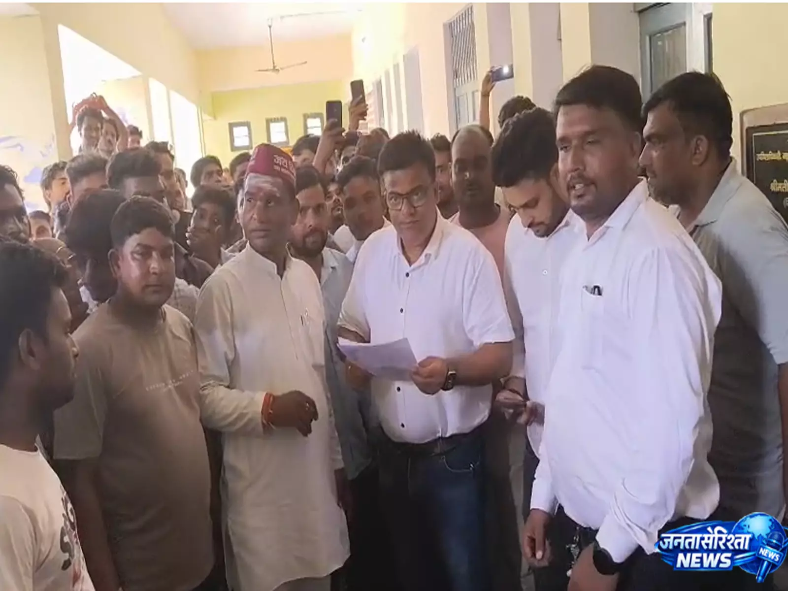 नाव चलाने की अनुमति की मांग, तहसील पहुंचे ब्रजघाट के केवट समाज नाव चलाने की अनुमति की मांग, तहसील पहुंचे ब्रजघाट के केवट समाज