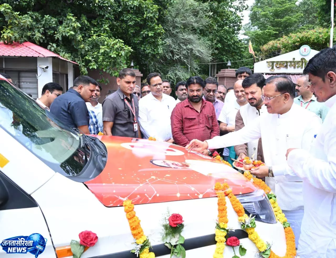 मुख्यमंत्री विष्णुदेव साय ने धरसींवा विधानसभा को दी निःशुल्क एम्बुलेंस की सौगात मुख्यमंत्री विष्णुदेव साय ने धरसींवा विधानसभा को दी निःशुल्क एम्बुलेंस की सौगात