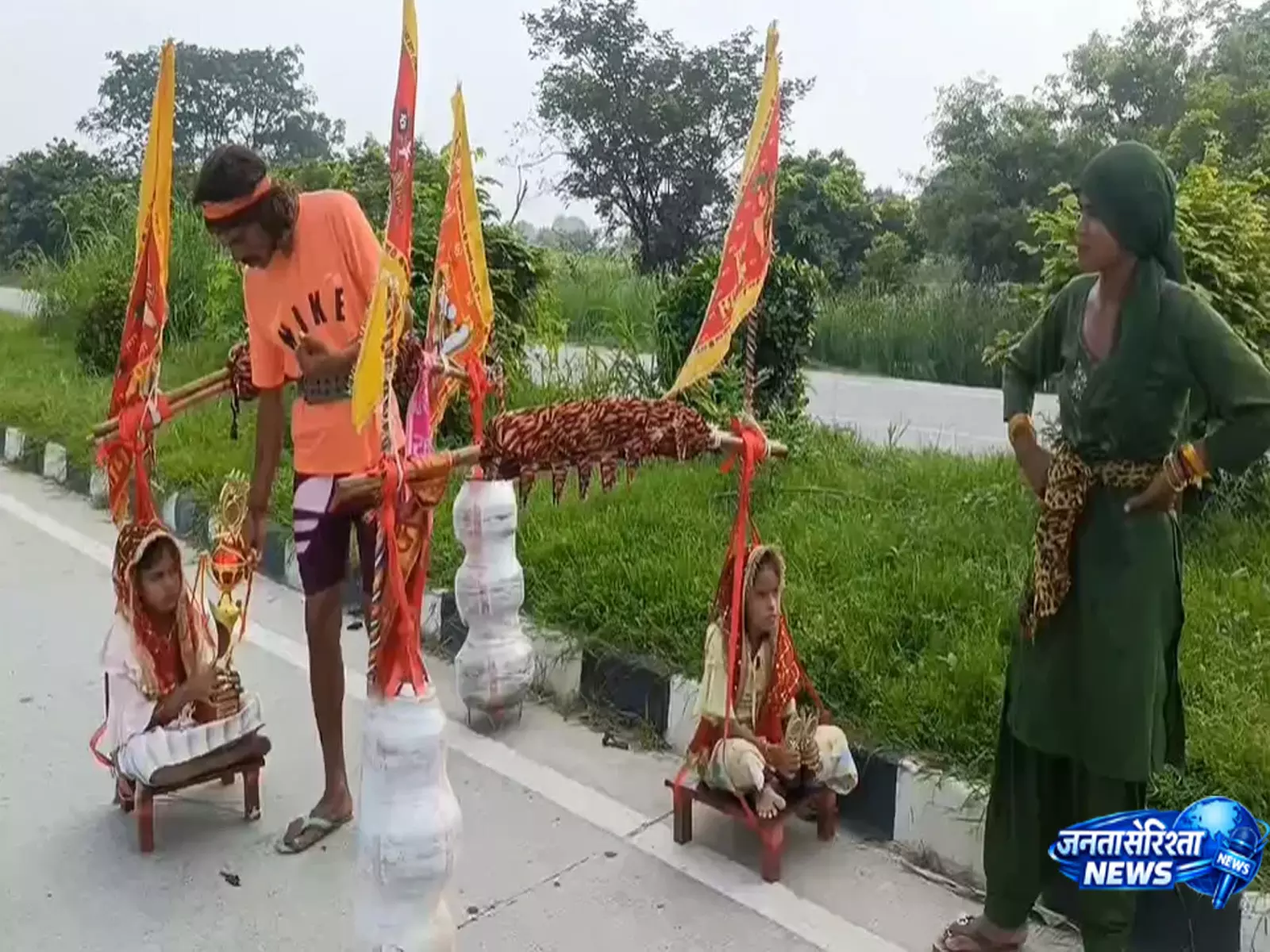 Kanwar यात्रा में किसान दंपती ने बेटियों को दिया सम्मान, लोग हुए भावुक Kanwar यात्रा में किसान दंपती ने बेटियों को दिया सम्मान, लोग हुए भावुक