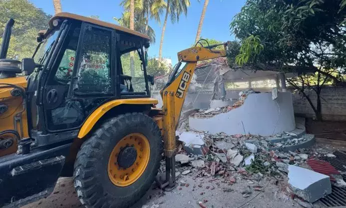 Telangana: राजस्व अधिकारियों ने गजुलारामाराम में अतिक्रमण हटाया Telangana: राजस्व अधिकारियों ने गजुलारामाराम में अतिक्रमण हटाया