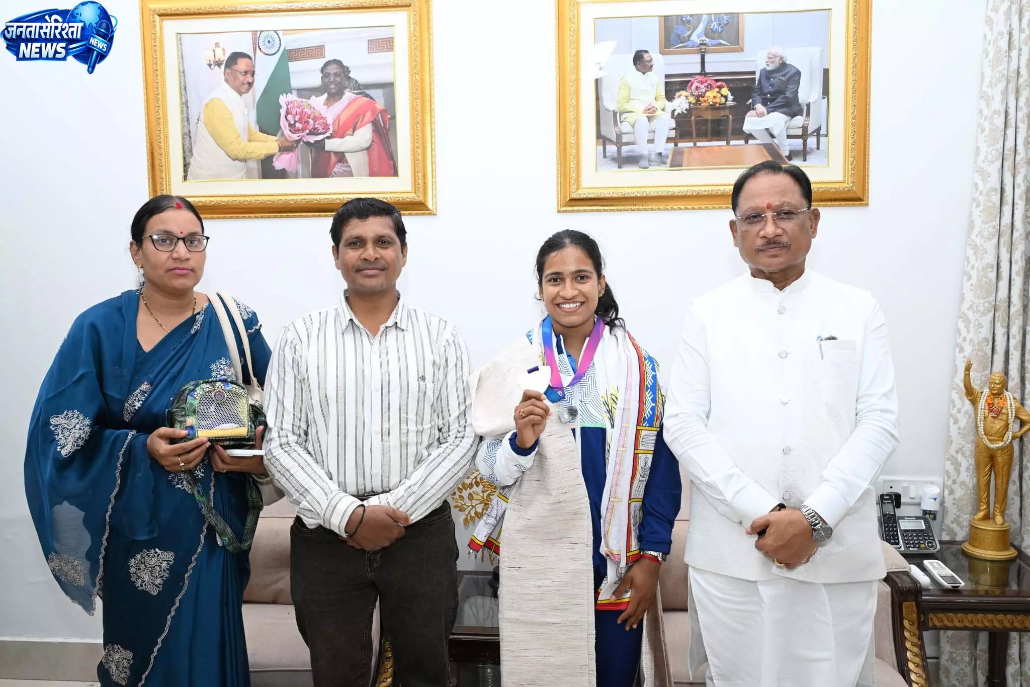 मुख्यमंत्री विष्णुदेव साय ने ज्ञानेश्वरी यादव का किया सम्मान मुख्यमंत्री विष्णुदेव साय ने ज्ञानेश्वरी यादव का किया सम्मान
