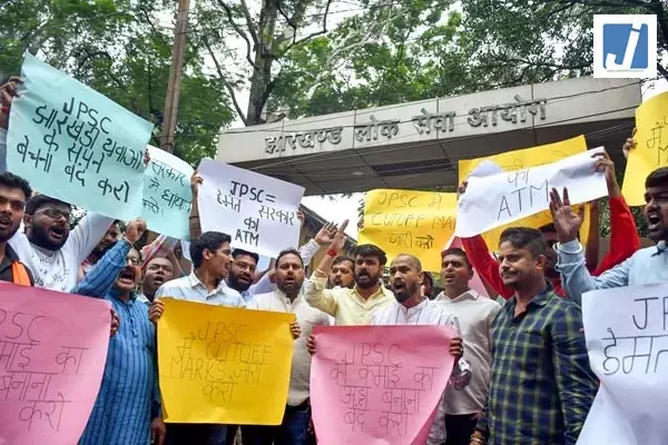 Gen Z का गुस्सा...सड़कों पर मशाल लेकर उतरे छात्र, पत्रकार ने पूछा- कॉकरोच पार्टी वाले से लेकर केजरीवाल और राहुल गांधी सब नदारद.... Gen Z का गुस्सा...सड़कों पर मशाल लेकर उतरे छात्र, पत्रकार ने पूछा- कॉकरोच पार्टी वाले से लेकर केजरीवाल और राहुल गांधी सब नदारद....