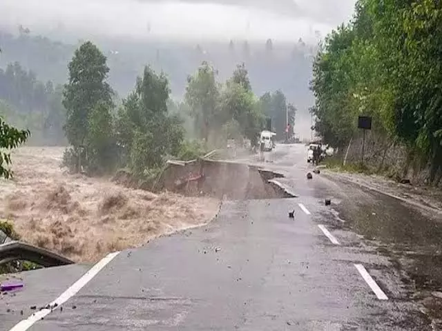 Nahan: सिरमौर में बारिश का असर, 24 सड़कें बंद और 84.39 लाख की क्षति Nahan: सिरमौर में बारिश का असर, 24 सड़कें बंद और 84.39 लाख की क्षति