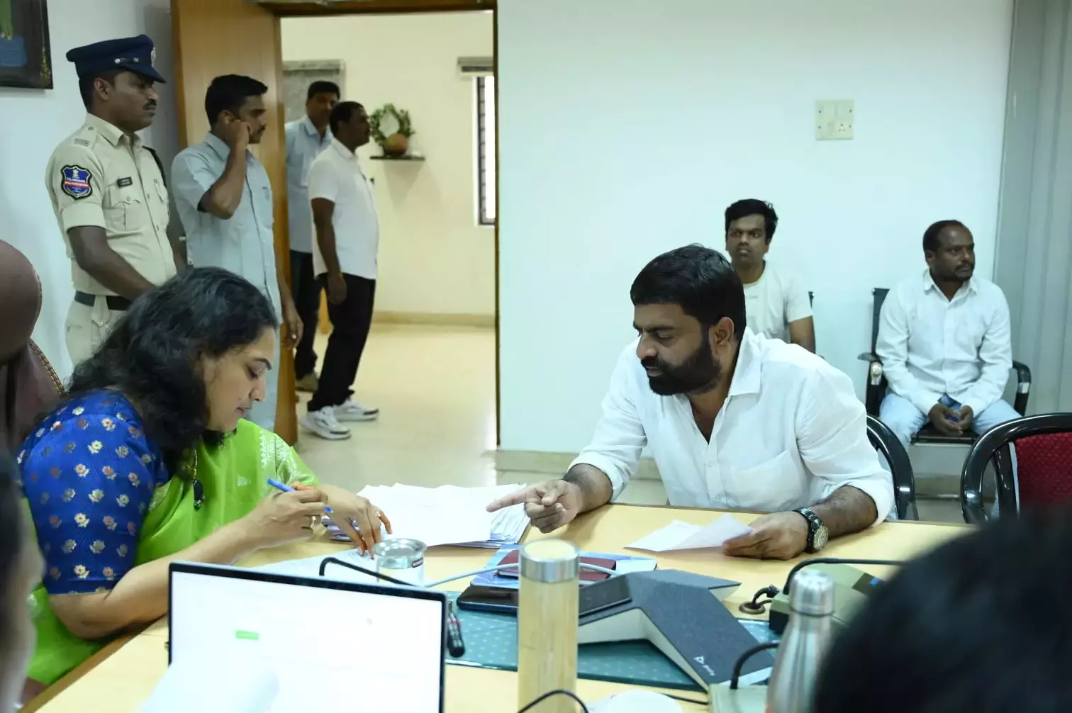 Telangana: साइबराबाद कॉर्पोरेशन को प्रजावाणी में 35 सार्वजनिक शिकायतें मिलती हैं Telangana: साइबराबाद कॉर्पोरेशन को प्रजावाणी में 35 सार्वजनिक शिकायतें मिलती हैं