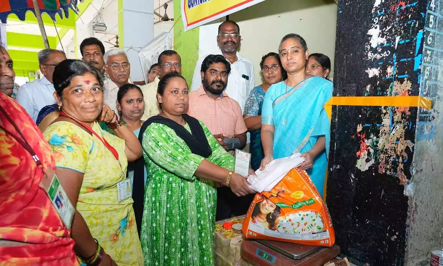 अमलापुरम: जेसी ने बाढ़ग्रस्त गांवों का दौरा किया अमलापुरम: जेसी ने बाढ़ग्रस्त गांवों का दौरा किया