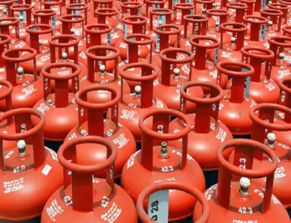 LPG ग्राहकों को डेडलाइन से पहले e-KYC में दिक्कतों का सामना करना पड़ रहा LPG ग्राहकों को डेडलाइन से पहले e-KYC में दिक्कतों का सामना करना पड़ रहा
