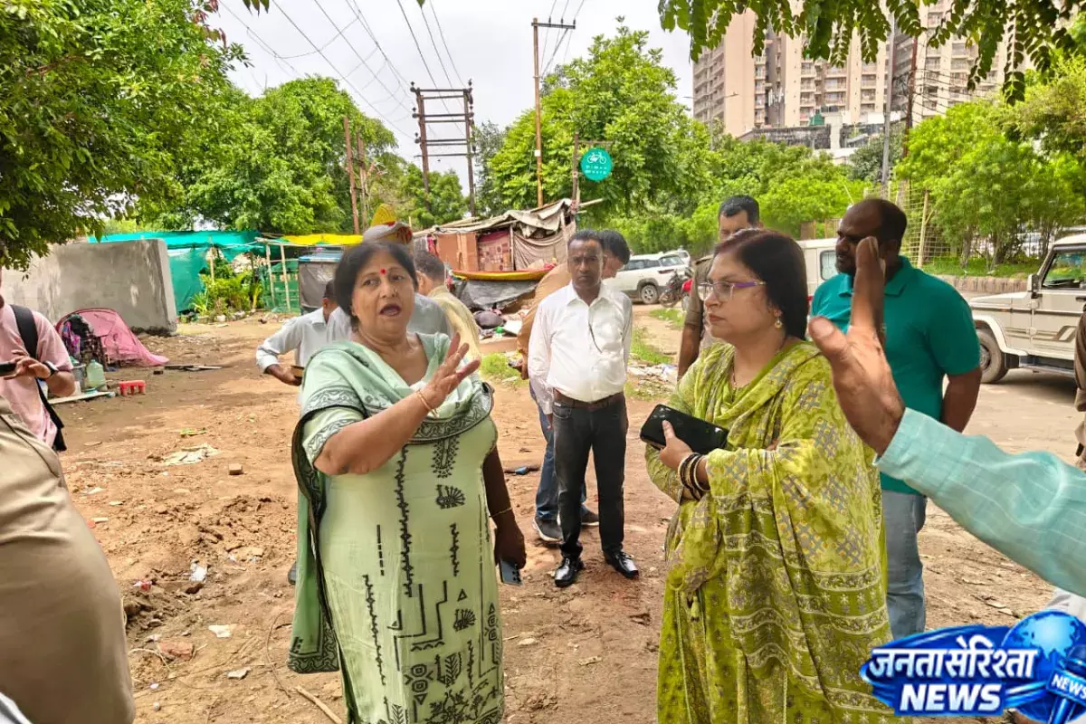 अवैध कब्जों पर सख्त प्रशासन, इंदिरापुरम में हटाई गईं झुग्गियां अवैध कब्जों पर सख्त प्रशासन, इंदिरापुरम में हटाई गईं झुग्गियां
