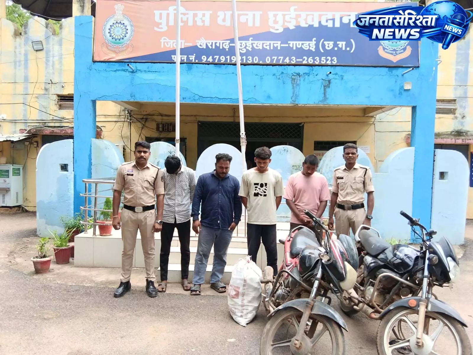 अवैध शराब बेचने वाले चार आरोपी गिरफ्तार, 119 पौवा शराब और दो बाइक जब्त अवैध शराब बेचने वाले चार आरोपी गिरफ्तार, 119 पौवा शराब और दो बाइक जब्त