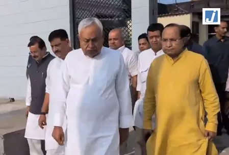संसद कार्यवाही के बाद जदयू कार्यालय पहुंचे नीतीश कुमार, बोले- पार्टी की ताकत समर्पित कार्यकर्ता संसद कार्यवाही के बाद जदयू कार्यालय पहुंचे नीतीश कुमार, बोले- पार्टी की ताकत समर्पित कार्यकर्ता