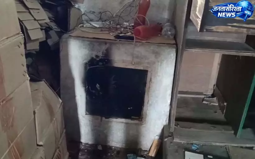 शराब दुकान में आधी रात डकैती, नकाबपोश बदमाशों ने वारदात को दिया अंजाम शराब दुकान में आधी रात डकैती, नकाबपोश बदमाशों ने वारदात को दिया अंजाम