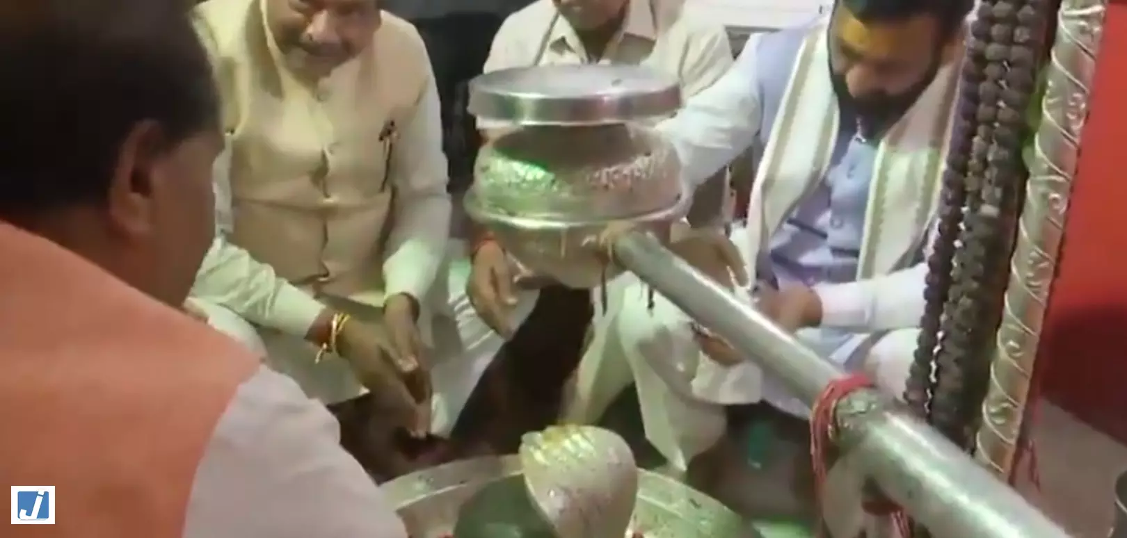 सावन के पहले सोमवार पर CM नायब सिंह सैनी ने सकेतरी शिव मंदिर में किया जलाभिषेक सावन के पहले सोमवार पर CM नायब सिंह सैनी ने सकेतरी शिव मंदिर में किया जलाभिषेक