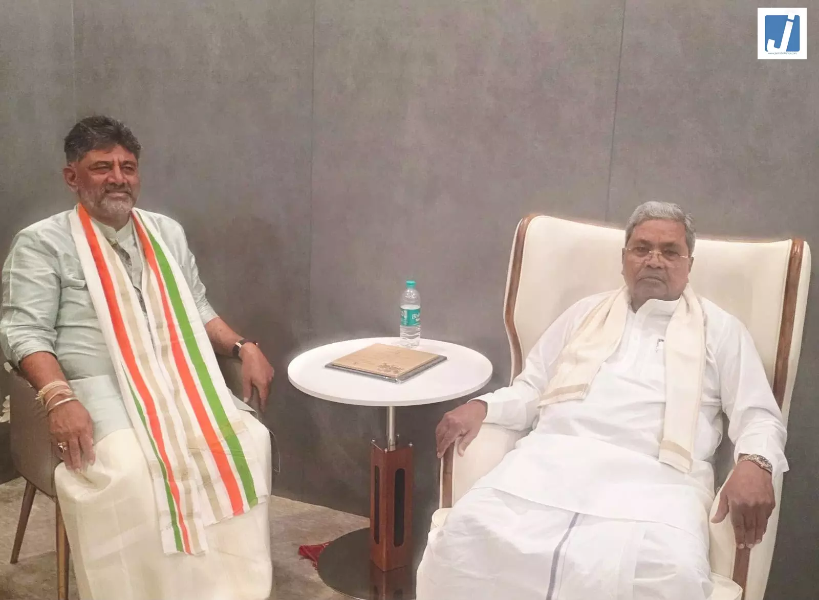सीएम डीके शिवकुमार ने सिद्धारमैया से की मुलाकात, जन्मदिन पर दी शुभकामनाएं सीएम डीके शिवकुमार ने सिद्धारमैया से की मुलाकात, जन्मदिन पर दी शुभकामनाएं