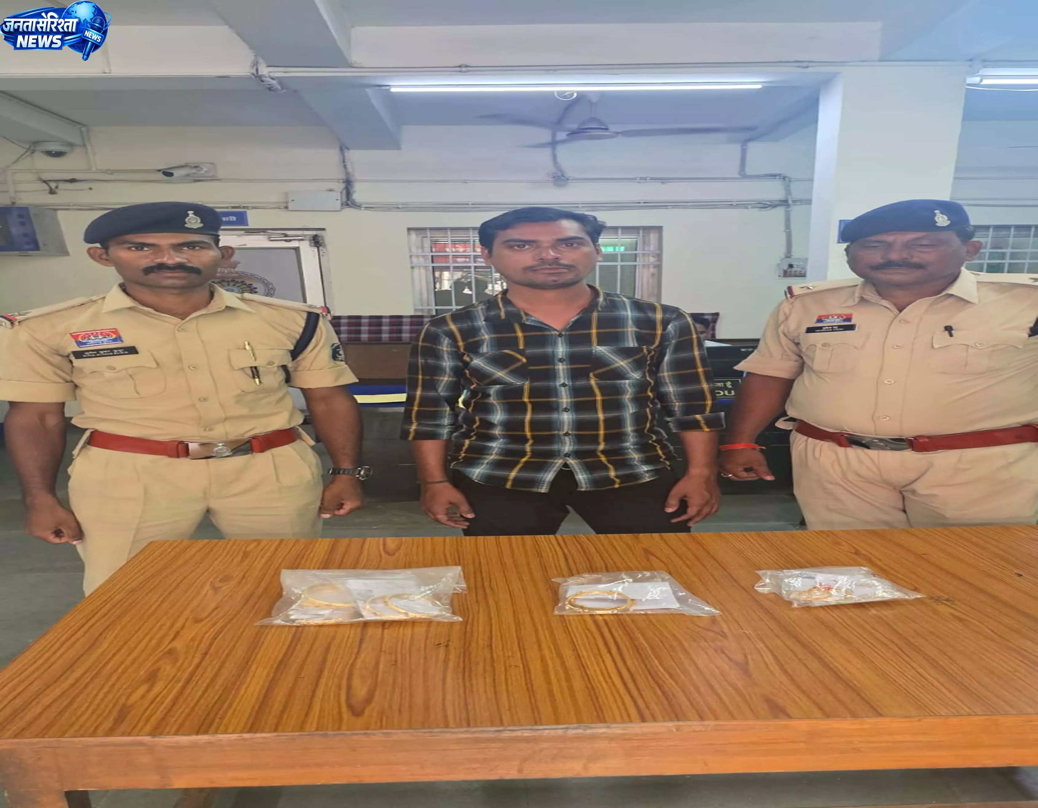 रिलायंस ज्वेलर्स में लाखों की सोने की हेराफेरी का खुलासा, पूर्व कर्मचारी गिरफ्तार रिलायंस ज्वेलर्स में लाखों की सोने की हेराफेरी का खुलासा, पूर्व कर्मचारी गिरफ्तार